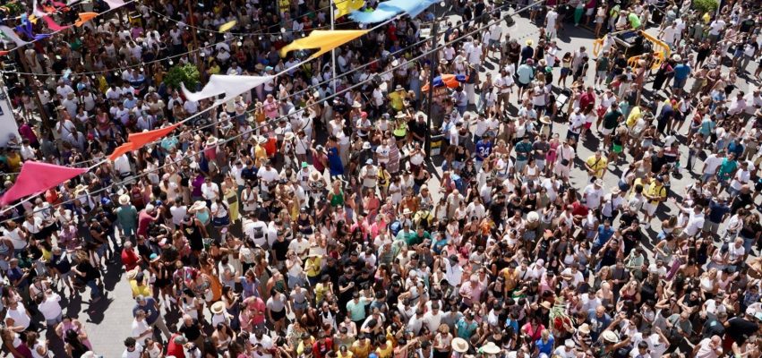 Foto 2 Aldeanas y aldeanos salieron a la plaza de La Alameda para festejar el repique de campanas