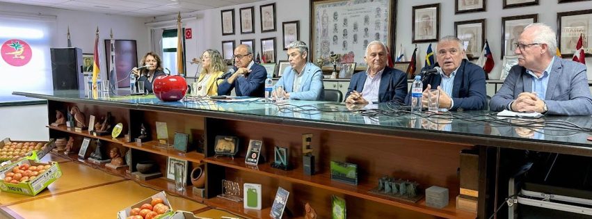 Foto Instante del acto de Fedex en Coagrisan en el municipio de La Aldea