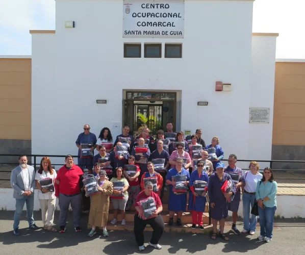 Foto De Familia A La Entrada Del Centro Tras La Entrega De Los Nuevos Uniformes