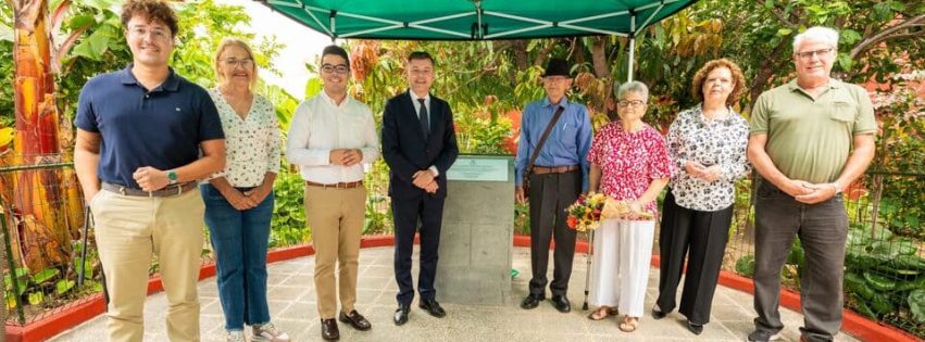 Foto de familia con la placa a Domingo Hernández en el Patio del Club de Mayores