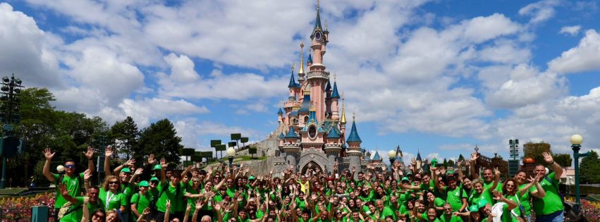 Foto de familia de la Banda Municipal de Música de Gáldar en Disney