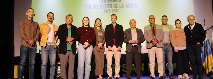 Foto de familia de la corporacioěn al completo