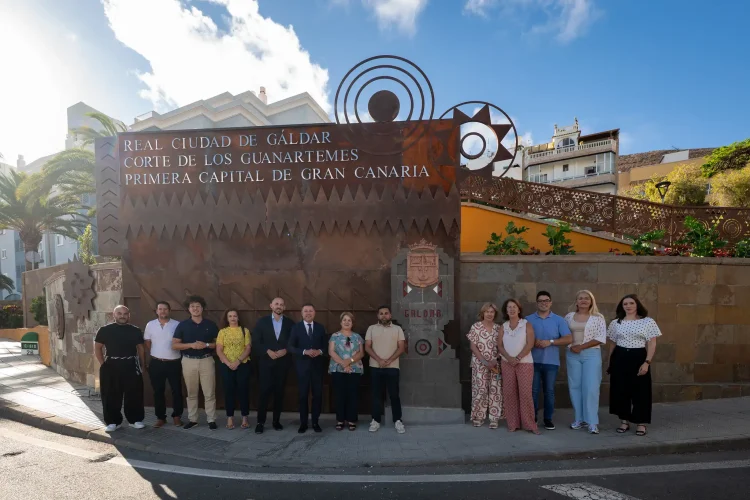 Foto De Familia De La Corporación Municipal En El Monolito De Entrada A Gáldar