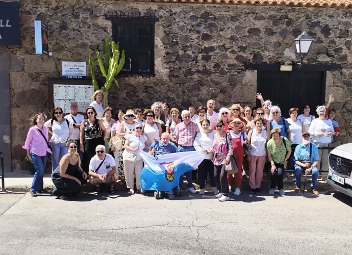 Foto De Familia De Los Asistentes A La Salida De La Universidad Popular Del Mes De Mayo