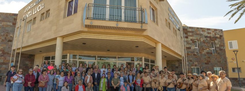 Foto de familia de los mayores de Gáldar y representantes del Ayuntamiento de Gáldar y de Santa Lucía de Tirajana frente a las Casas Consistoriales