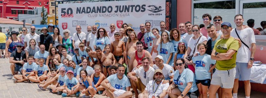 Foto de familia de los miembros actuales y de generaciones pasadas del Club Natación Guía el pasado sábado en las piscinas municipales Foto de familia de los miembros actuales y de generaciones pasadas del Club Natación Guía el pasado sábado en las piscinas municipales