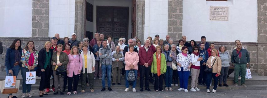 Foto de familia de los participantes en la visita a Tejeda