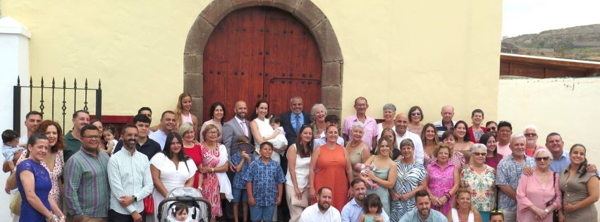 Foto de familia de todos los asistentes a la ceremonia en el frontis de la antigua ermita de San Sebastián 1