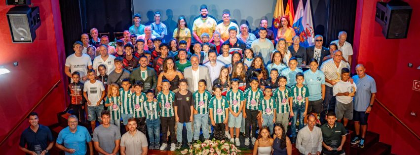 Foto de familia de todos los galardonados junto al alcalde Alfredo Gonçalves Ferreira en el escenario del Teatro Hespérides