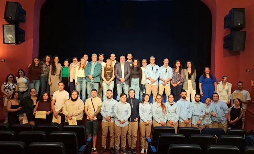 Foto De Familia Del Alcalde, Alfredo Gonçalves Ferreira, Con Los Alumnos Trabajadores, Docentes, Equipo Directivo Y Personal Técnico De Los Pfae-gj Clausurados Hoy