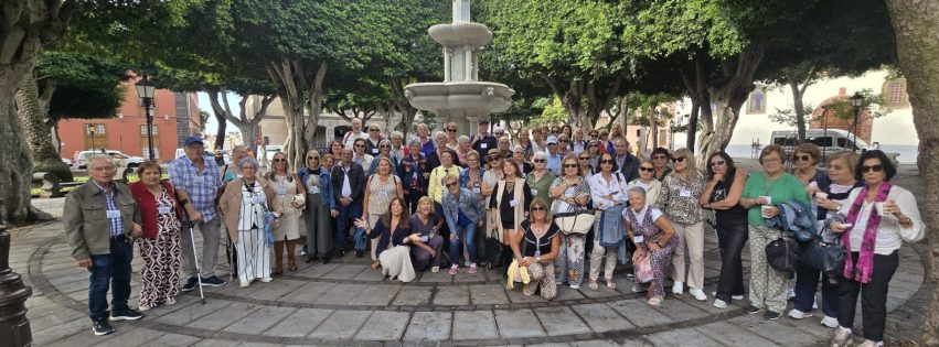 Foto de familia en La Laguna en la salida cultural de las Jornadas del Mayor de Gáldar