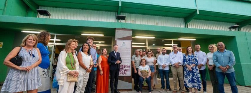 Foto de familia en el descubrimiento de la placa a Juan Vega Mateos