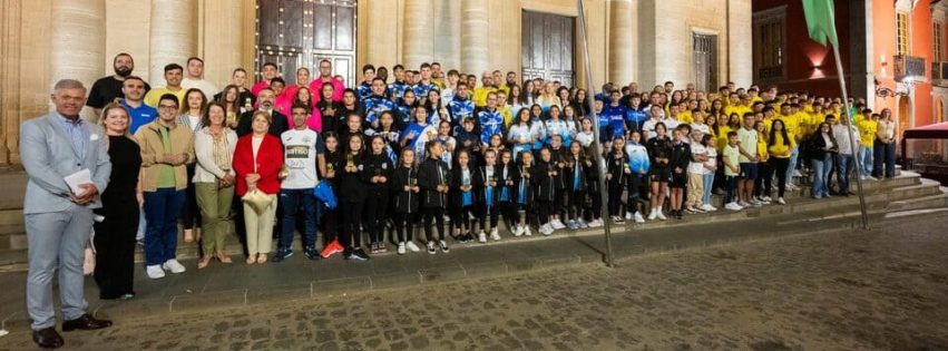 Foto de familia final de la VI Gala del Deporte de Gáldar en el frontis del Santuario de Santiago
