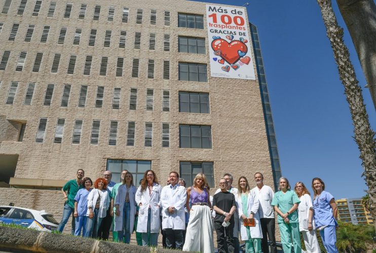 Foto de familia junto a la lona conmemorativa