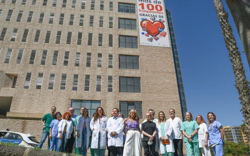 Foto de familia junto a la lona conmemorativa