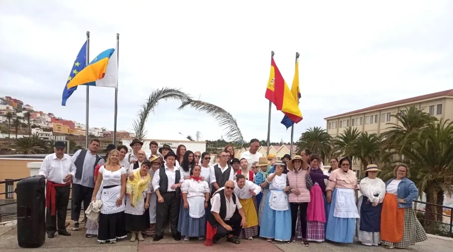 Foto De Familia Tras El Izado De Banderas A La Entrada Del Centro Ocupacional Comarcal Santa María De Guía