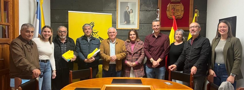 Foto de familia. Reconocimiento a la parroquia, el Juzgado de Paz y el cronista oficial