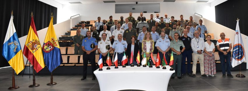 Foto de grupo asistentes a la presentación ejercicio CANASAR 25