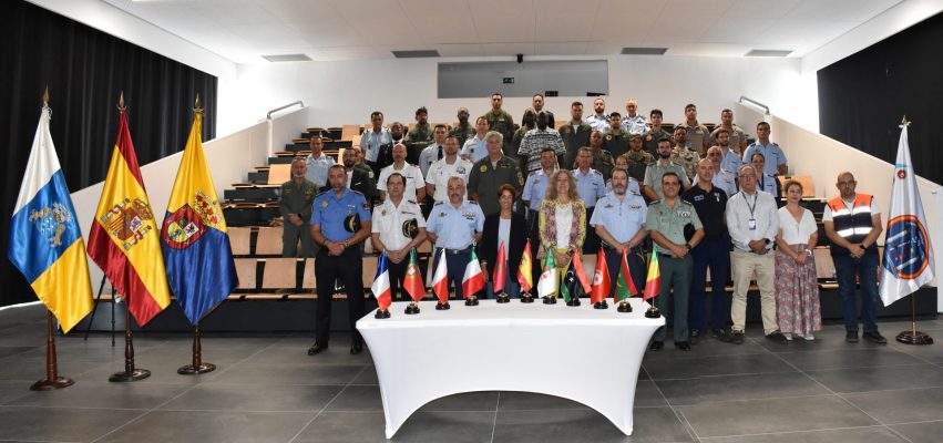 Foto de grupo asistentes a la presentación ejercicio CANASAR 25