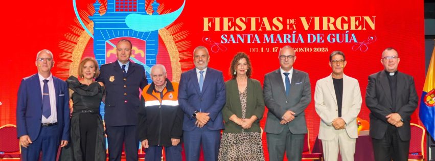 Foto de todos los pregoneros junto al alcalde Alfredo Gonçalves Ferreira el concejal de Cultura Julián Melián y el cura párroco José Luis Rodríguez