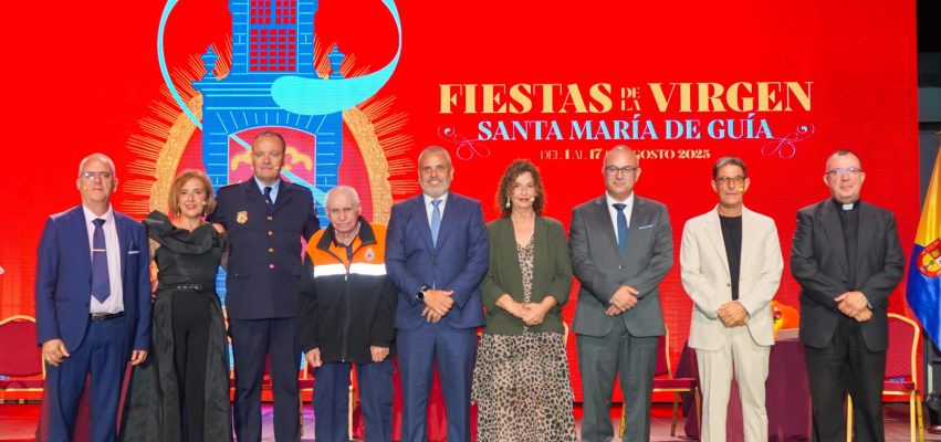 Foto de todos los pregoneros junto al alcalde Alfredo Gonçalves Ferreira el concejal de Cultura Julián Melián y el cura párroco José Luis Rodríguez