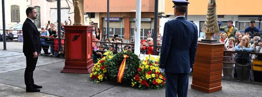 Foto_Acto de los Caídos_ De izquierda a derecha el Alcalde de Telde y Coronel Jefe Base Aérea de Gando