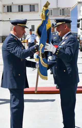 Foto Coronel Forcano (saliente) Le Entrega Guión De La Unidad Al Coronel Centeno (entrante)