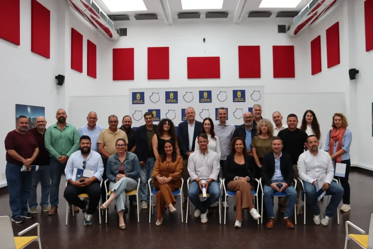 Guacimara Medina, En El Centro, Con Todos Los Representantes Institucionales Que Asistieron Al Sorteo