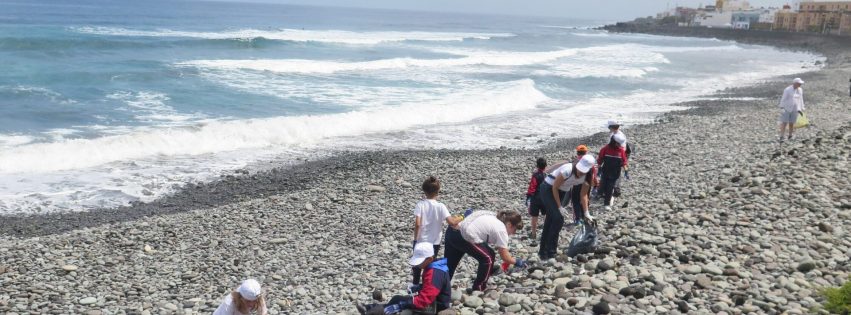 Imagen de archivo de limpieza de la playa de San Felipe por escolares del municipio