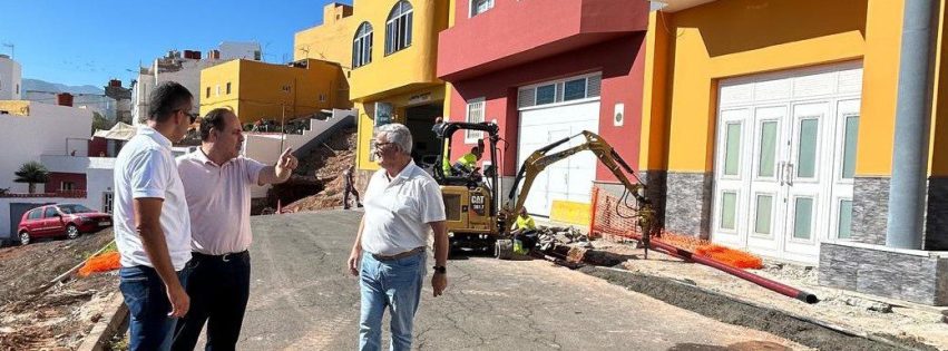 Imagen de archivo de los concejales Juan Jiménez y José Manuel Santana visitando obras de reasfaltado en La Atalaya