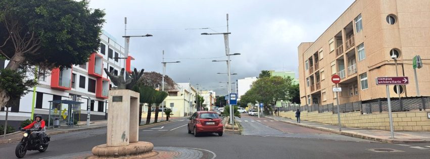 Intercambiador de la Avenida Lomo Guillén a la derecha de la imagen