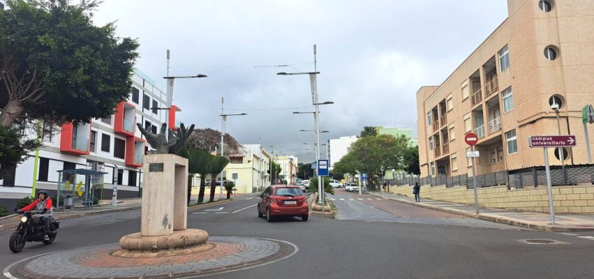 Intercambiador de la Avenida Lomo Guillén a la derecha de la imagen