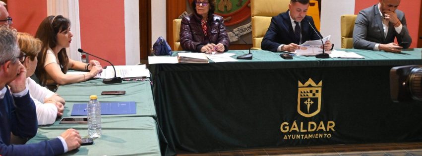 Intervención de Valeria Guerra en el Pleno del Ayuntamieinto de Gáldar, con Teodoro Sosa y Julio Mateo al fondo