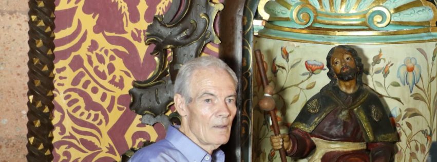 Juan Serrano Moreno en el Camarín de la Virgen junto a una antigua talla del compatrono San Roque en el año 2023