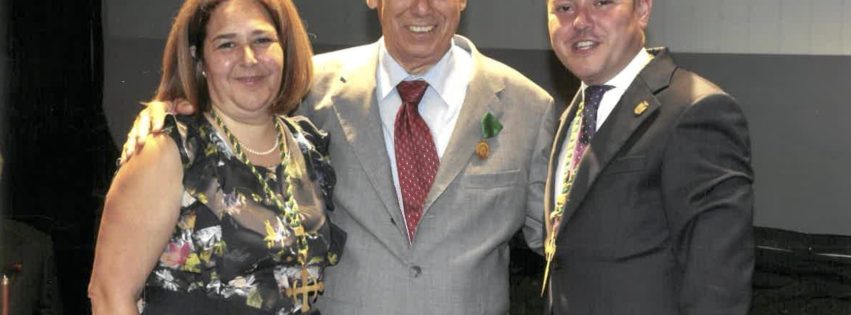 Julio Almeida recibe la Pintadera de Oro de Gáldar en 2014 de manos de Teodoro Sosa y de Encarnación Ruiz