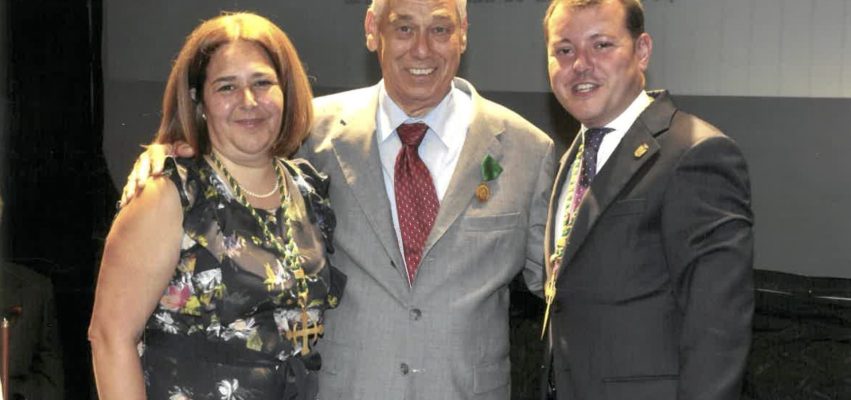 Julio Almeida recibe la Pintadera de Oro de Gáldar en 2014 de manos de Teodoro Sosa y de Encarnación Ruiz