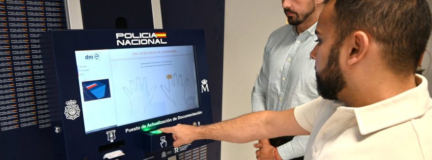 Julio Mateo a la izquierda y Ulises Miranda junto al nuevo dispositivo de la Policía Nacional Julio Mateo a la izquierda y Ulises Miranda junto al nuevo dispositivo de la Policía Nacional