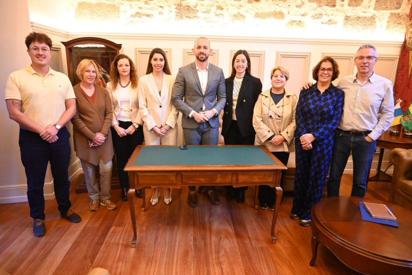 Julio Mateo en el centro junto a las dos nuevas funcionarias representantes de la corporación municipal y la secretaria municipal segunda por la derecha