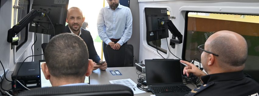 Julio Mateo y Ulises Miranda en el interior del VIDOC