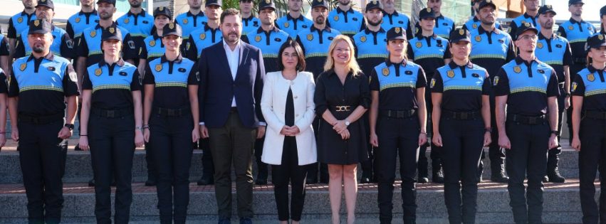 La alcaldesa, Carolina Darias_ el concejal de Seguridad, Josué Íñiguez_ y la concejala de Recursos Humanos, Esther Martín, en la bienvenida de 45 agentes de Policía Local La alcaldesa, Carolina Darias_ el concejal de Seguridad, Josué Íñiguez_ y la concejala de Recursos Humanos, Esther Martín, en la bienvenida de 45 agentes de Policía Local