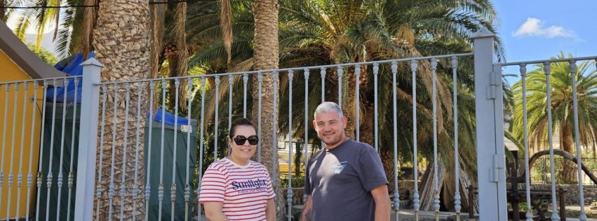 La concejala de Medio Ambiente, Ingrid Navarro con los palmerales del municipio