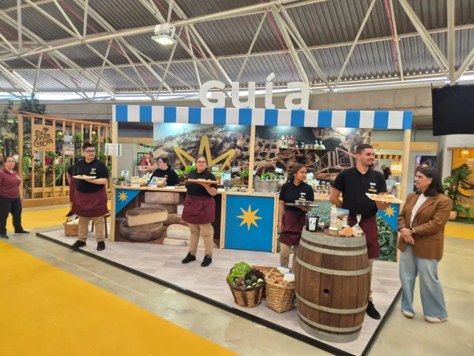 La Concejala De Turismo Y Sector Primario Junto Al Alumnado Trabajador Del Pfae El Jilorio, Delante Del Stand De Guía