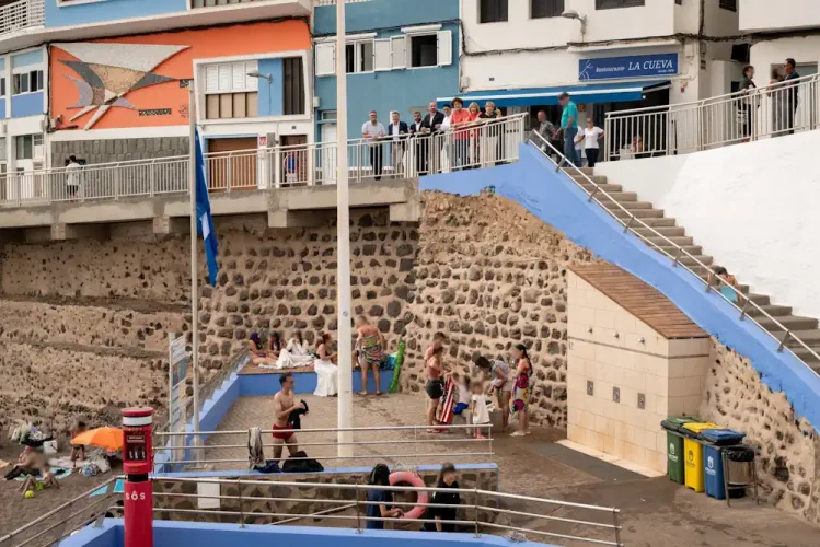 La Corporación Municipal, Sobre El Muro De La Playa De Sardina