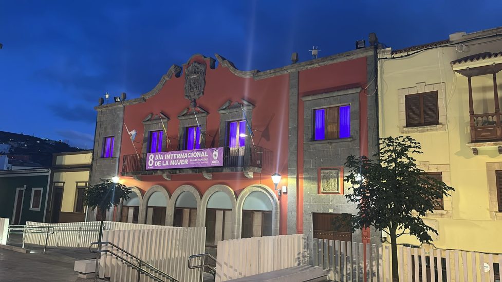 Las Casas Consistoriales iluminadas de color violeta este fin de semana