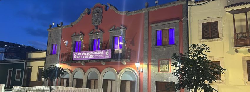 Las Casas Consistoriales iluminadas de color violeta este fin de semana