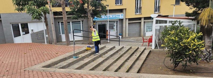 Limpieza de espacios publicos por trabajadores del proyecto Ruralia 2025