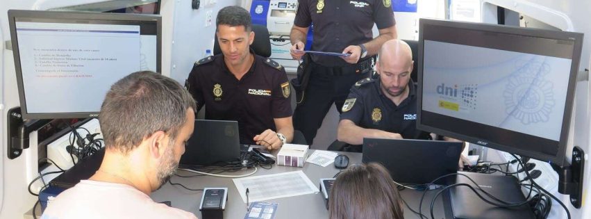 Los agentes de la Unidad Móvil atienden a vecinos de Guía durante su traslado al municipio este mes de noviembre 1 1