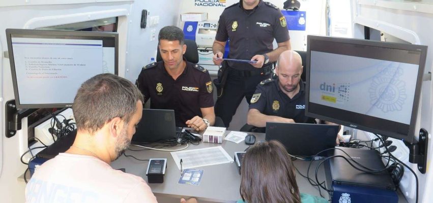 Los agentes de la Unidad Móvil atienden a vecinos de Guía durante su traslado al municipio este mes de noviembre 1 1