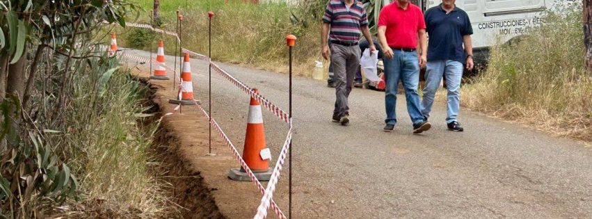 Los concejales de Urbanismo José Manuel Santana y de Infraestructuras Juan Jiménez acompañados del técnico municipal durante la visita a las obras de renovación de la red de abasto en medianías