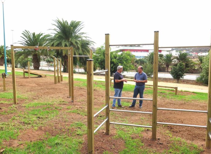 Los Concejales De Urbanismo José Manuel Santana Y De Infraestructuras Juan Jiménez Durante La Visita Hoy Al Parque De El Bardo Donde Se Han Renovado Los Aparatos De Calistenia